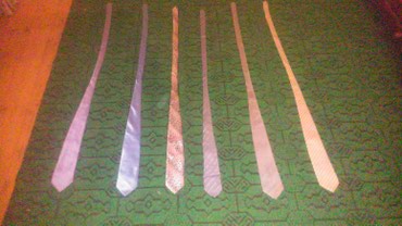 Qalstuklar: Kişi üçün qalstuklar satılır.Heç bir problemi yoxdu.100 %. Qiymeti — 5