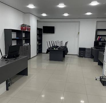 200: Сдаю Офис целиком: 70 м², В жилом комплексе, С ремонтом, С отдельным входом — 3
