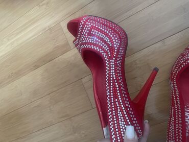 Tuflilər: Hamsi xaricden alinib.39,5/40 razmer Qırmızı və qara yüksək dabanlı — 2