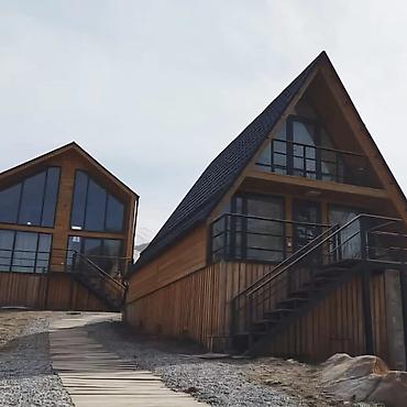 Посуточная аренда домов: А‑фрейм домики и юрты - Планировка: два уровня. На первом — гостиная — 6