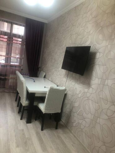 Uzunmüddətli kirayə mənzillər: Razində 60 kv sahəsi olan 2 otaqlı mənzil kirayə verilir.Binada qaz — 1