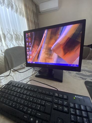 stolüstü kompyuterlər: Ofis və ya ev istifadəsi üçün nəzərdə tutulmuş LG monitorlu və Samsung