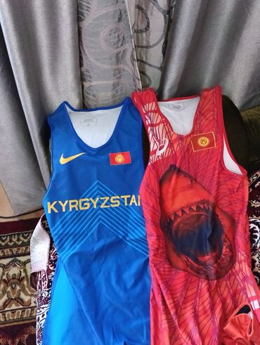 кыргызские национальные платье: Два борцовских трико Nike с символикой Кыргызстана. Синее трико с