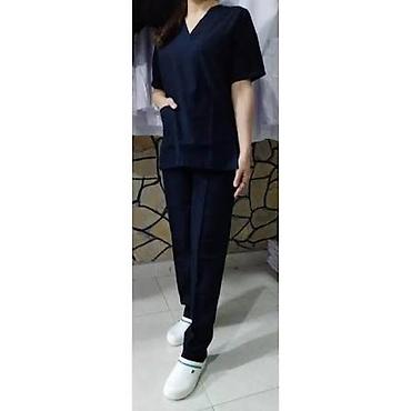 tibbi uniforma: Tibb işçiləri üçün uniseks scrubs dəsti - Rəng: tünd göy/qara ton — 1