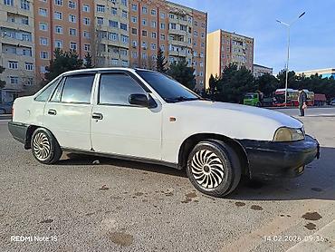 Daewoo: Daewoo Nexia sedan - Kuzov: 4 qapılı sedan, ağ rəng, qara bamper və — 5