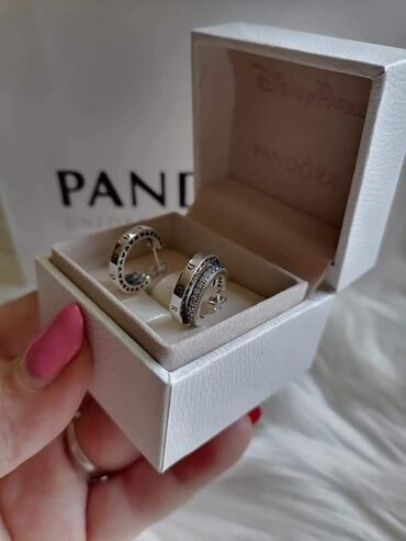 Minđuše: Pandora minđuše
Dobija se u kutijici
Cena:2100din — 23