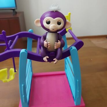 голово: Продаю игрушку-обезьянку. недорого, она издает звуки, крутит головой