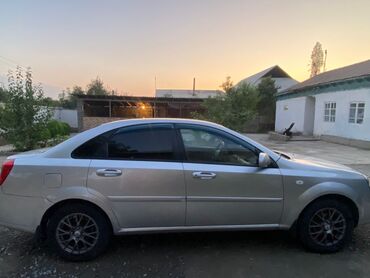 форт мондео универсал: Элегантный седан Chevrolet Lacetti серебристого цвета, представленный