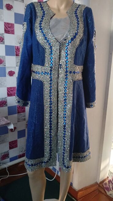 национальные платья прокат: Нарядные женские кафтаны/камзолы с вышивкой и ручной отделкой