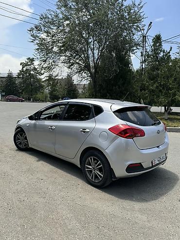 джили авто: Kia Ceed: 2013 г., 1.6 л, Механика, Бензин, Хэтчбэк — 4