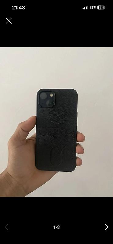 Apple iPhone: Смартфон с плоскими гранями и темно‑синим/черным корпусом. На левом — 7