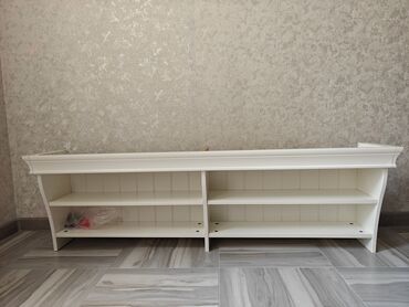 напольные книжные полки: Продаю полку IKEA, имеется дефект от воды, видно но фото. Длинна полки