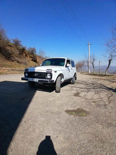 VAZ (LADA): Lada Niva 4x4 (VAZ 2121) – ağ rəngli, 3 qapılı off-road SUV. Tam — 5
