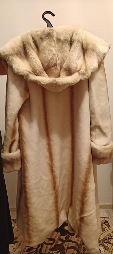 шуба из овчины азербайджанская: Uzun süni kürk palto - Rəng: açıq krem üzərində qəhvəyi şaquli