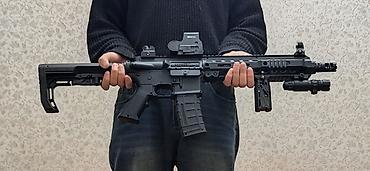 Игрушки: Продам орбизный автомат AR-15 с цевьем SLR. Есть два магазина, два — 3