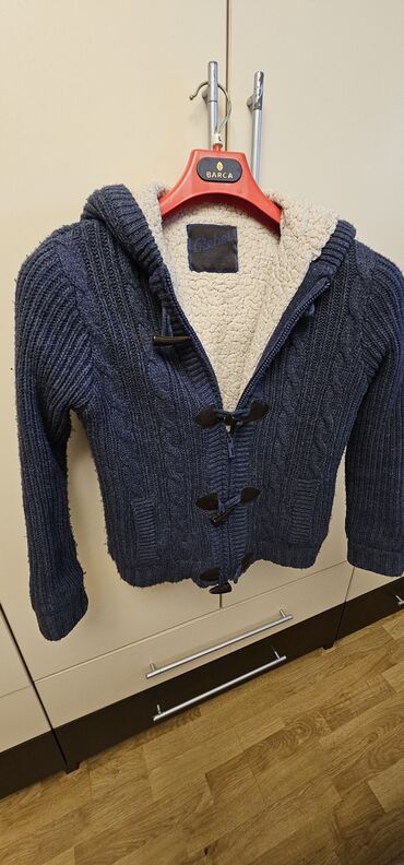 topdan paltar: 11,12 yaş uşaq üçün kapişonlu jaket.Çox isti saxlayır.Boz