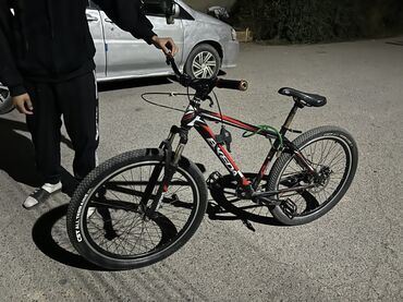 запчасти для трюкового самоката: Горный велосипед B’TWIN Rockrider (брендовая надпись «B’TWIN» на