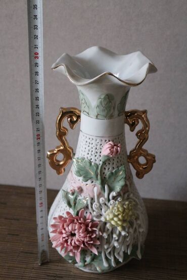 Вазы: Винтажная китайская ваза (советского периода) прорезной фарфор Высота — 13