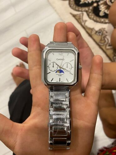 casio в стиле old money: Элегантные мужские часы Casio с прямоугольным корпусом и металлическим