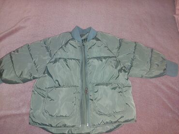 Верхняя одежда: Ideal vəziyyətdə Zara brendinin bomber 3-4 yaş uçun . qalin və