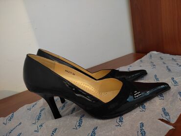 7 объявлений | lalafo.kg: Продаю туфельку казачок, черного цвета, лакированные, каблук 4-5 см