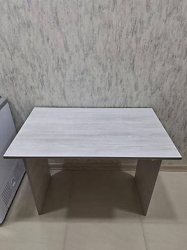 Masalar: Minimalist dizayna sahib masa - Üst səth: Hamar, yazı, noutbuk və — 1