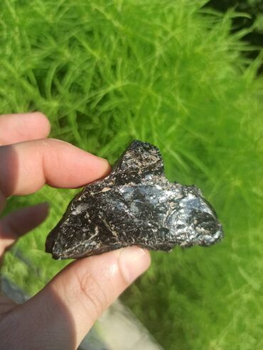 Digər kolleksiyalar: Təbii Obsidian daşı. Tamamilə təbii, emal olunmamış parlaq qara — 16