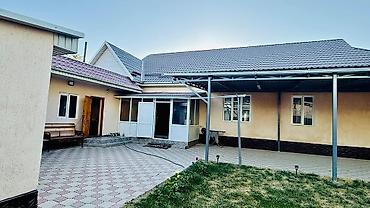 жилой дом с земельным участком: Продаётся просторный дом в Таласе Все в шаговой доступности, рядом — 2