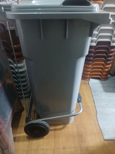 Tullantı qabları: Müxtəlif ölçülərdə və rənglərdə Goodbin zibil qutuları. Bu zibil — 14