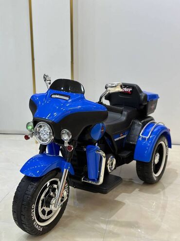 Yeni model uşaq elektrik motosikleti. üç təkərli akkumulyatorlu uşaq