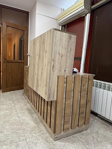 reception masa: Resepsiyon/qarşılama stolu – taxta teksturalı, lamel dekorlu ön panel — 3