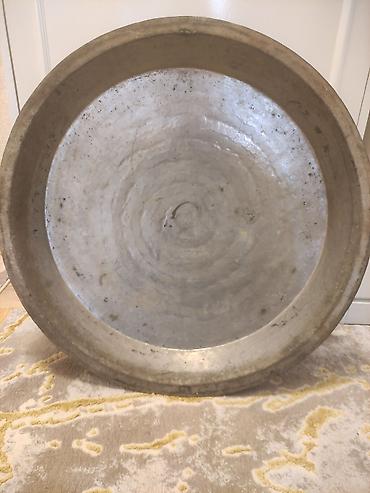 Məhsul: Böyük ölçülü əl döymə mis (bozrəngli qalaylı) sac tepsi/qazan