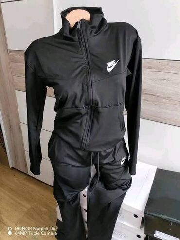 kupujem prodajem nike tech fleece: Trenerka 
2450 din
hc