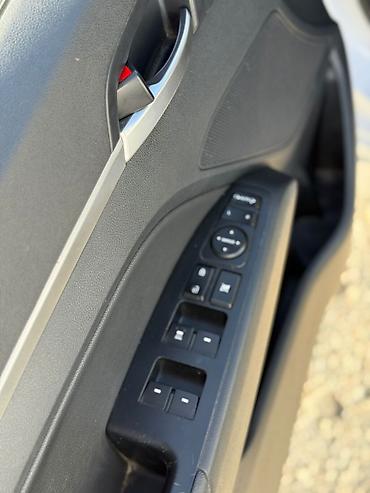 Hyundai: Hyundai Elantra — это стильный и экономичный седан, предлагающий — 6