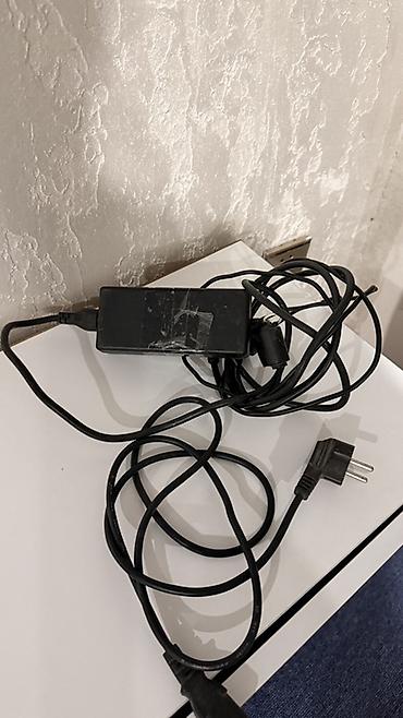 kredit noutbuklar: ASUS noutbuk adapteri ilə birlikdə təqdim olunur. Korpus qara — 2
