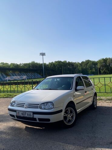 golf iv: Volkswagen Golf белого цвета. Компактный и практичный автомобиль с
