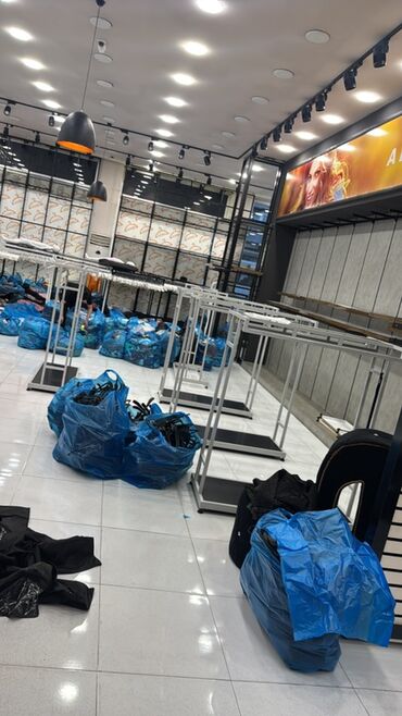 Stend vitrinləri: Mağaza avadanlığı – metal geyim asqıları və vitrinalar - Müxtəlif — 19