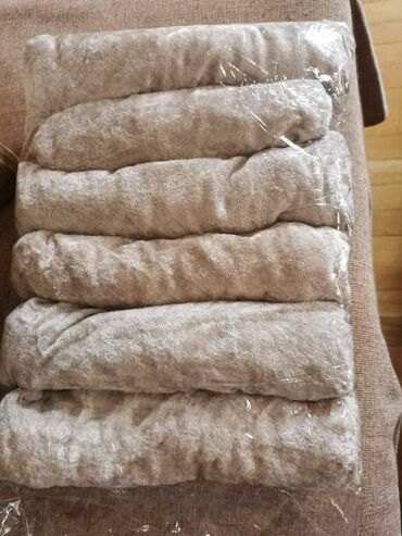 Posteljina: Rastegljive navlake za stolice plišane jednobojne CENA SETA 2400 din ( — 12