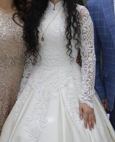кыргызские национальные платья: Продаю шикарное свадебное платье.Покупала в Турции. Расшитое бисером