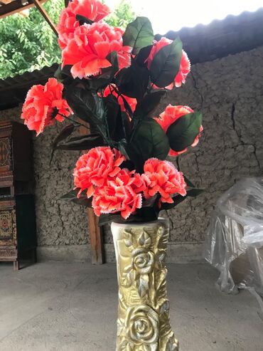 ваза декоративная: Продаю новые сувениры цветы по низким ценам