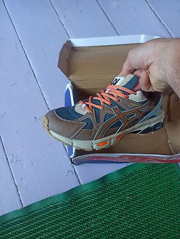 кастум шым: Эркектердин кроссовкасы, 44, Asics, Жаңы, түсү - Күрөң, Өзү алып кетүү — 1