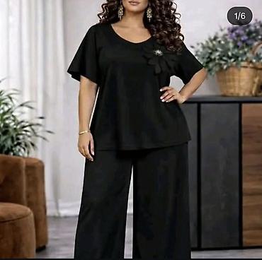 blejzeri za punije dame: Komplet za punije dame u elegantnoj crnoj boji. - Bluza sa V-izrezom — 1