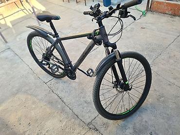 Горные велосипеды: Горный велосипед с рамой темно-серого цвета, оборудованный передними и — 4