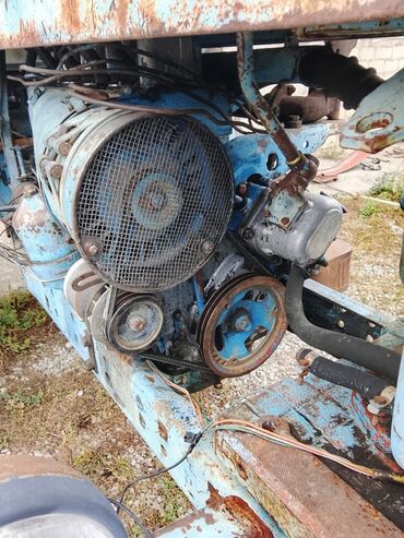 Traktorlar: Kənd təsərrüfatı üçün tək kabinalı təkərli traktor Xüsusiyyətlər: - — 9