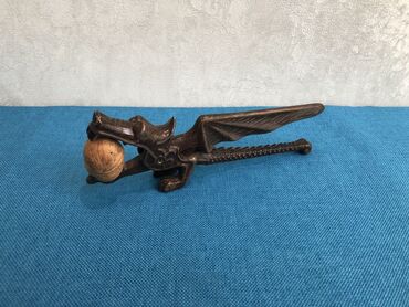 Sikkələr: 2 ci sekil. 10 manat 
3 ci sekil. 25 manat 
4 ci sekil. 30 manat — 16