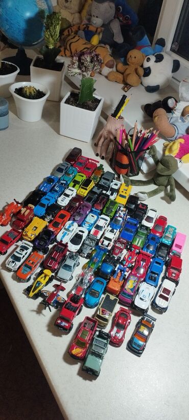 железная дорога игрушка: Продаю машинки Hot Wheels
 150 сом за 1 шт