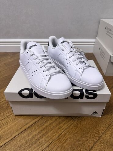 Krasofkalar və idman ayaqqabıları: Adidas Advantage baza ayaqqabıları, gündəlik istifadə üçün idealdır