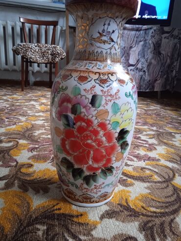 вазы из богемского стекла: Продам вазу советских времен(высота 46см ;ширина 20см)