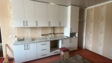 Кухонные гарнитуры: Кухонный гарнитур модульный, белый, с тёмной столешницей. Состав и — 19