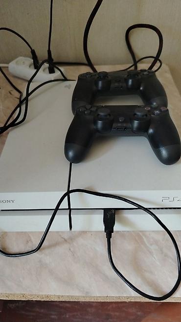 playstation servis: Sony PlayStation 4 (ağ rəng, “PS4” logolu) oyun konsolu. Komplekt: - — 1